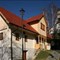 STAROTRŠKA HIŠA Z ZELIŠČNIM VRTOM IN POTOMKO NAJSTAREJŠE TRTE
