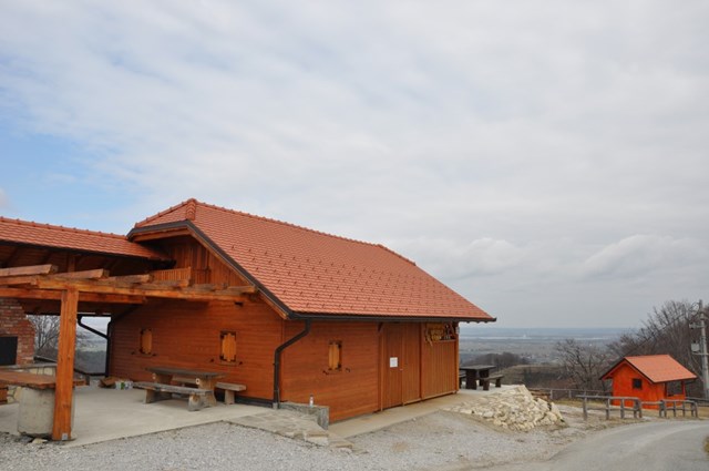 VINIČARSKI MUZEJ IN ETNOGRAFSKA ZBIRKA